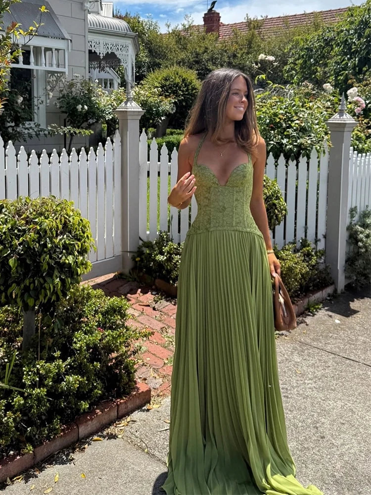 Iris Verde — vestido largo verde con corsé, espalda descubierta y silueta elegante plisada