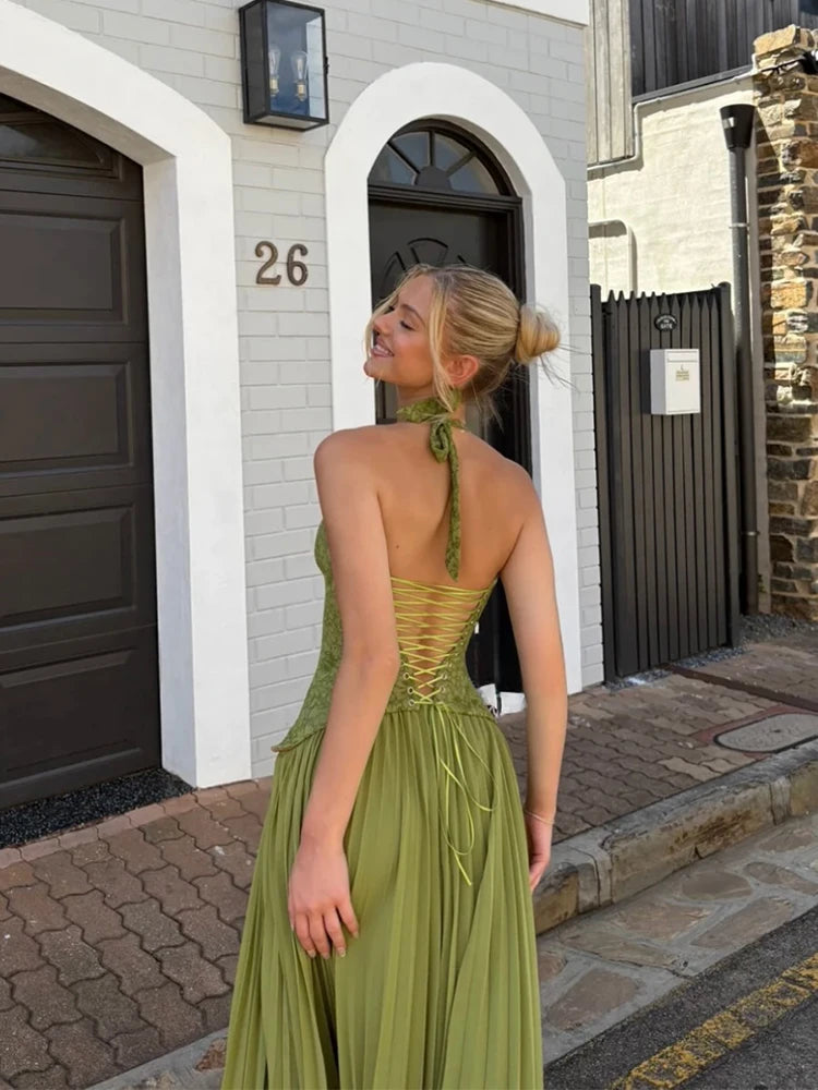 Iris Verde — vestido largo verde con corsé, espalda descubierta y silueta elegante plisada