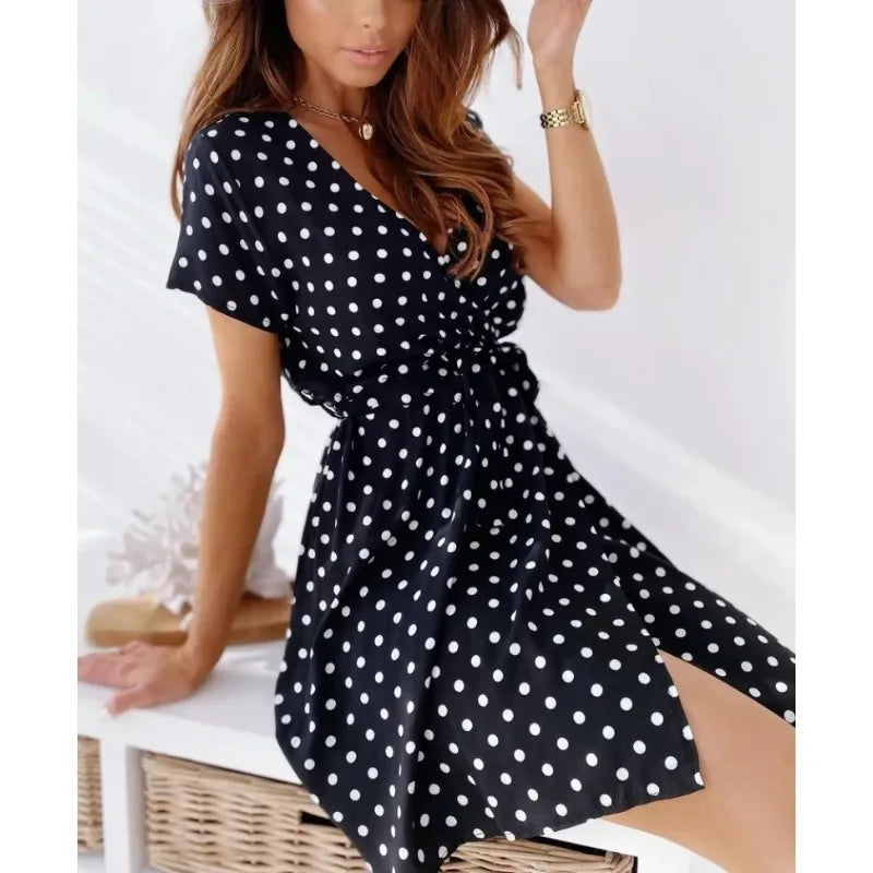 Luna Puntos — vestido casual de verano con estampado de lunares, escote en V y cinturón