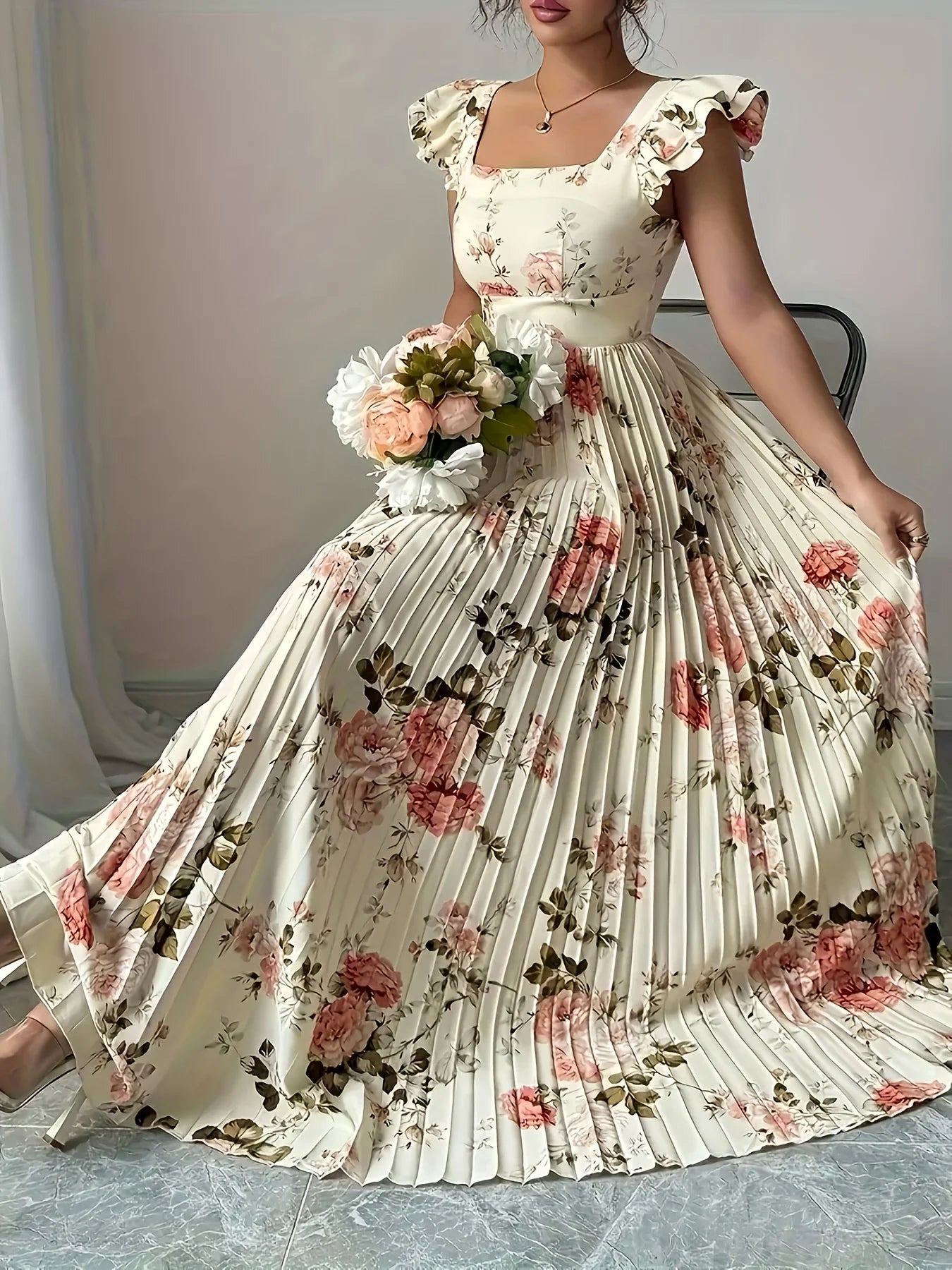 Alba Flor — vestido midi beige con estampado floral, escote cuadrado y falda plisada con volantes