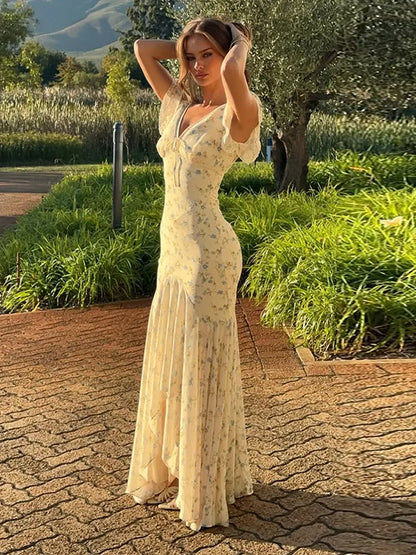 Vera Sol — vestido estampado con escote en V, cintura alta y abertura lateral con volantes