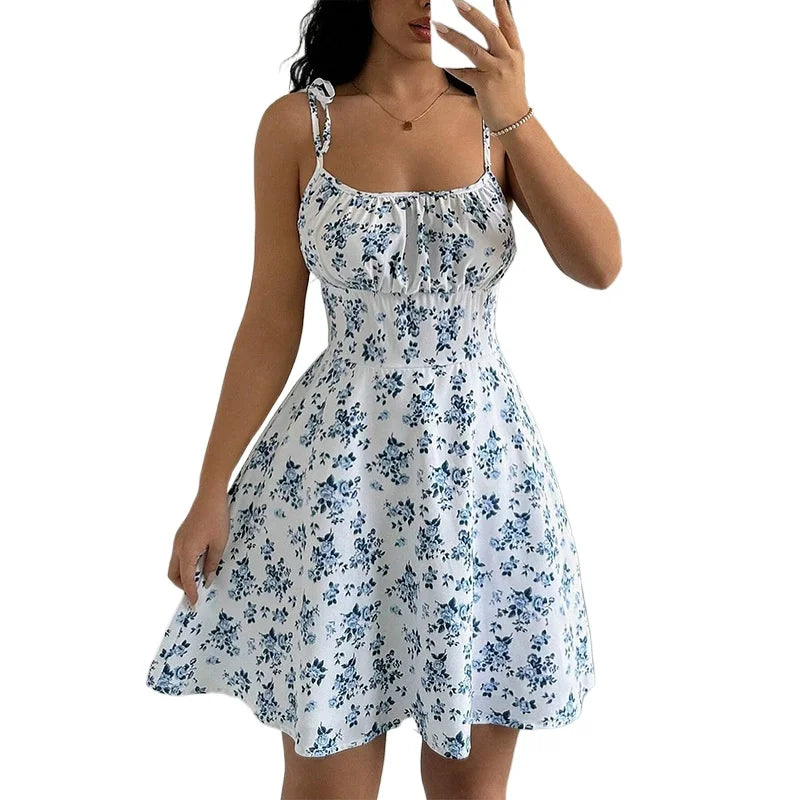[EL 2 CON 35% OFF]Flor De La Brisa — Vestido corto floral con tirantes finos y una ligera caída veraniega