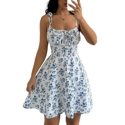 [EL 2 CON 35% OFF]Flor De La Brisa — Vestido corto floral con tirantes finos y una ligera caída veraniega