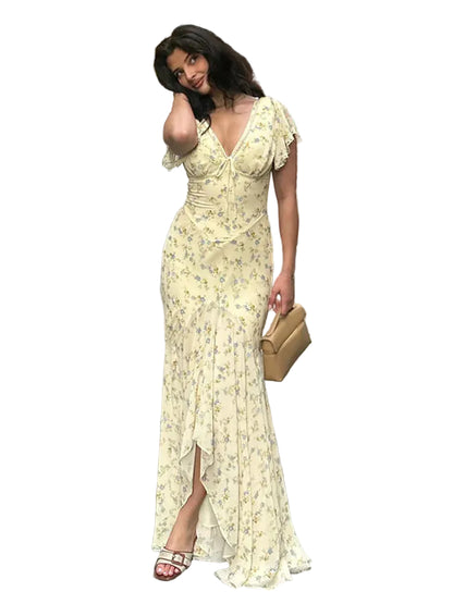 Vera Sol — vestido estampado con escote en V, cintura alta y abertura lateral con volantes