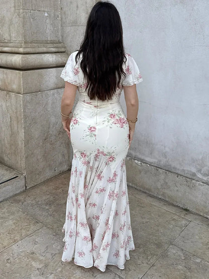 Vera Sol — vestido estampado con escote en V, cintura alta y abertura lateral con volantes