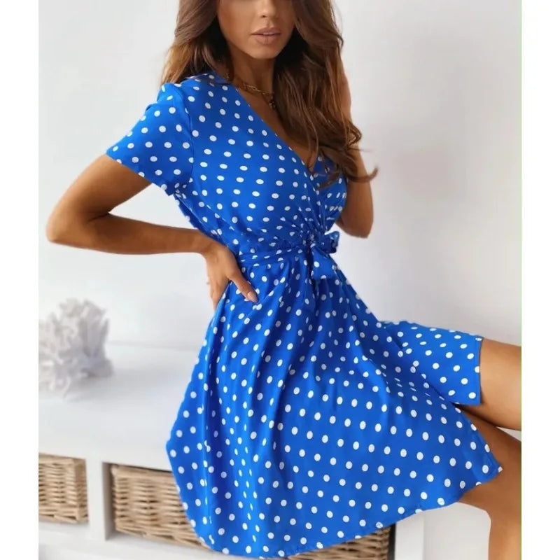 Luna Puntos — vestido casual de verano con estampado de lunares, escote en V y cinturón