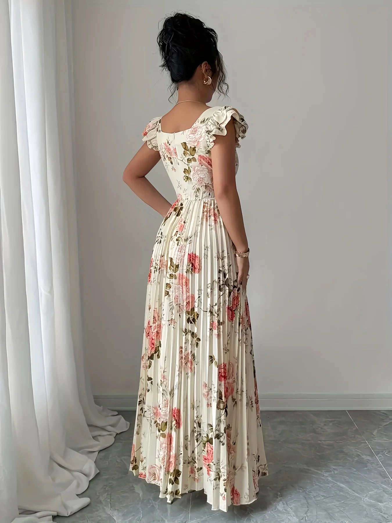Alba Flor — vestido midi beige con estampado floral, escote cuadrado y falda plisada con volantes