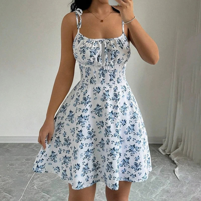 [EL 2 CON 35% OFF]Flor De La Brisa — Vestido corto floral con tirantes finos y una ligera caída veraniega