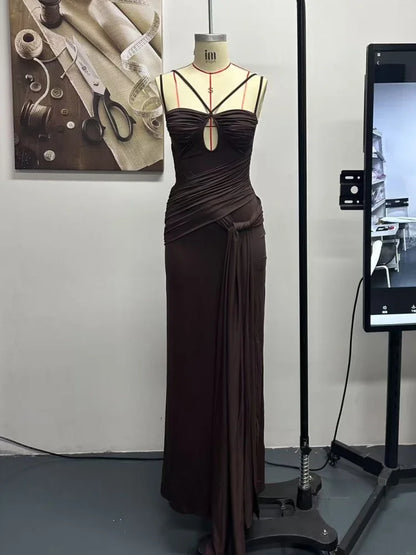 Mara Ébano — vestido marrón sin mangas con drapeado, abertura alta y detalle cut-out